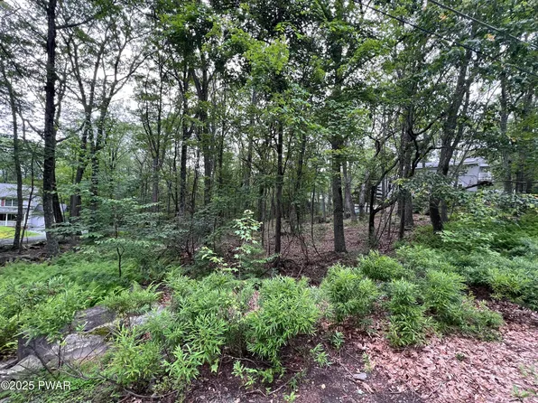 800 Stirrup Ct, Hawley, PA 18428