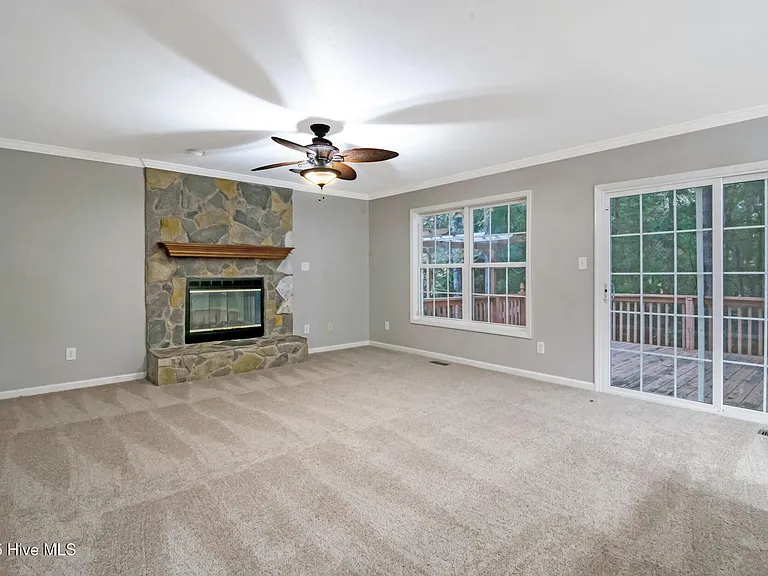 102 Huntington Ct — Photo 8