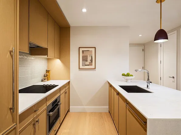 2401 Queens Plz N #1002, Long Island City, NY 11101