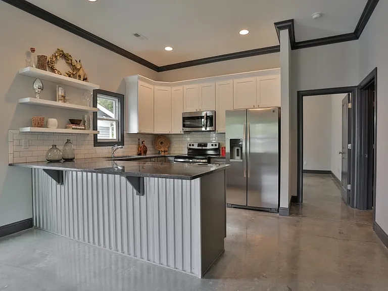 2411 Vine St — Photo 5