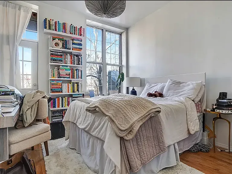 82 Devoe St #4R — Photo 3