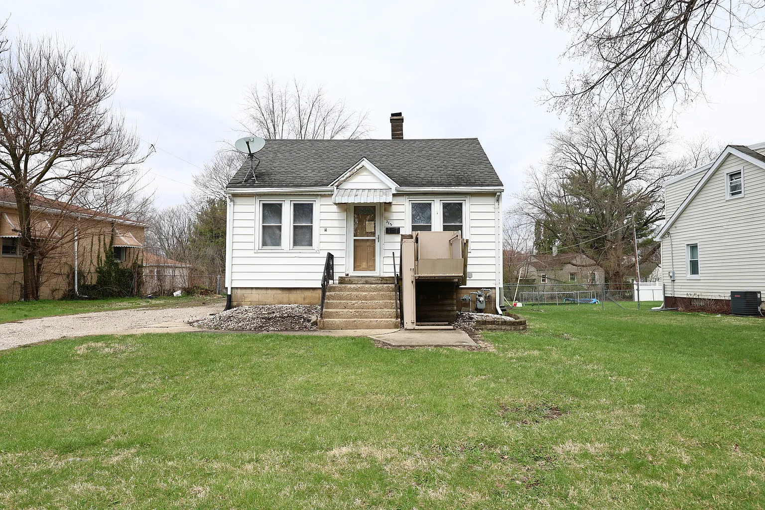 312 SW Circle Dr photo 1