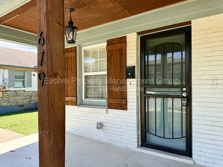 679 Harrell St — Photo 3