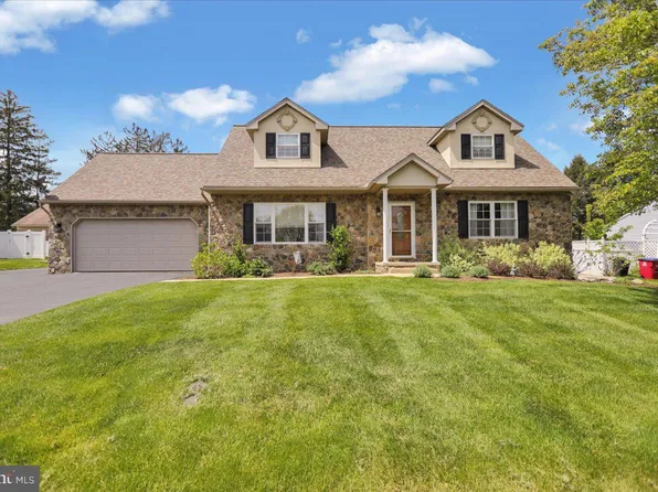 4 Carriage Dr, Wernersville, PA 19565