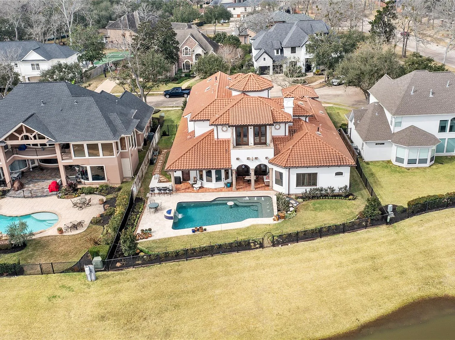 5 bed, 4.5 bath, 6099 sqft, $10,000 — Photo 3