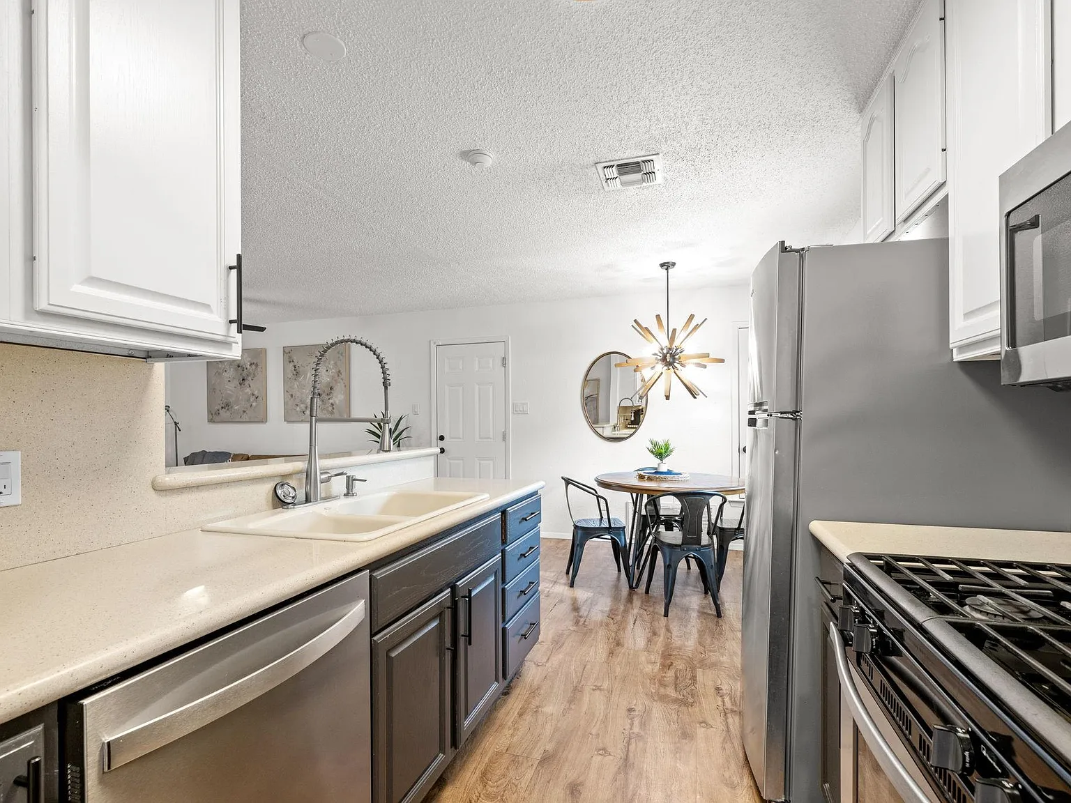 3 bed, 2.0 bath, 1040 sqft, $2,300 — Photo 3