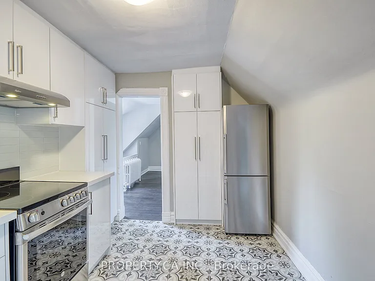 345 Gladstone Ave #UPPER — Photo 2