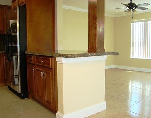 3rd image of 923 SE 16th St
