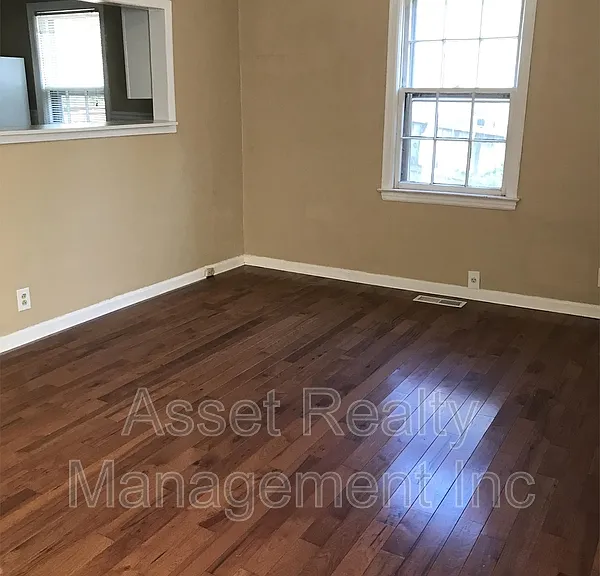 2315 Greenfield Ln — Photo 3