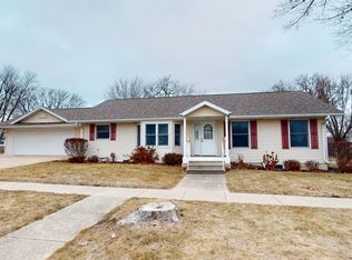 312 E Maple St, Holstein, IA 51025