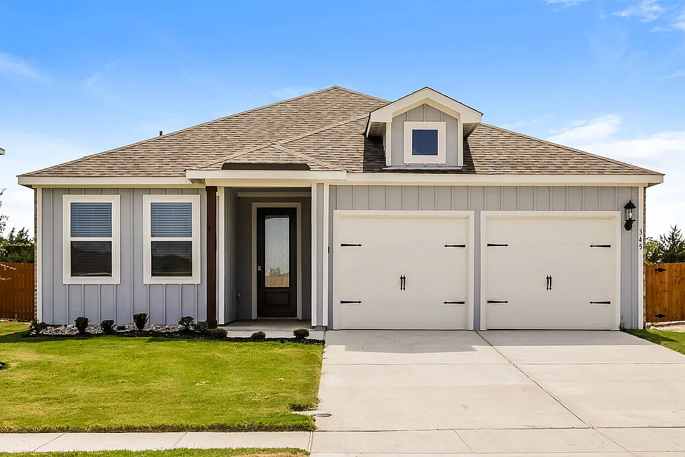 3 bed, 2.0 bath, 1376 sqft, $2,135 — Photo 1