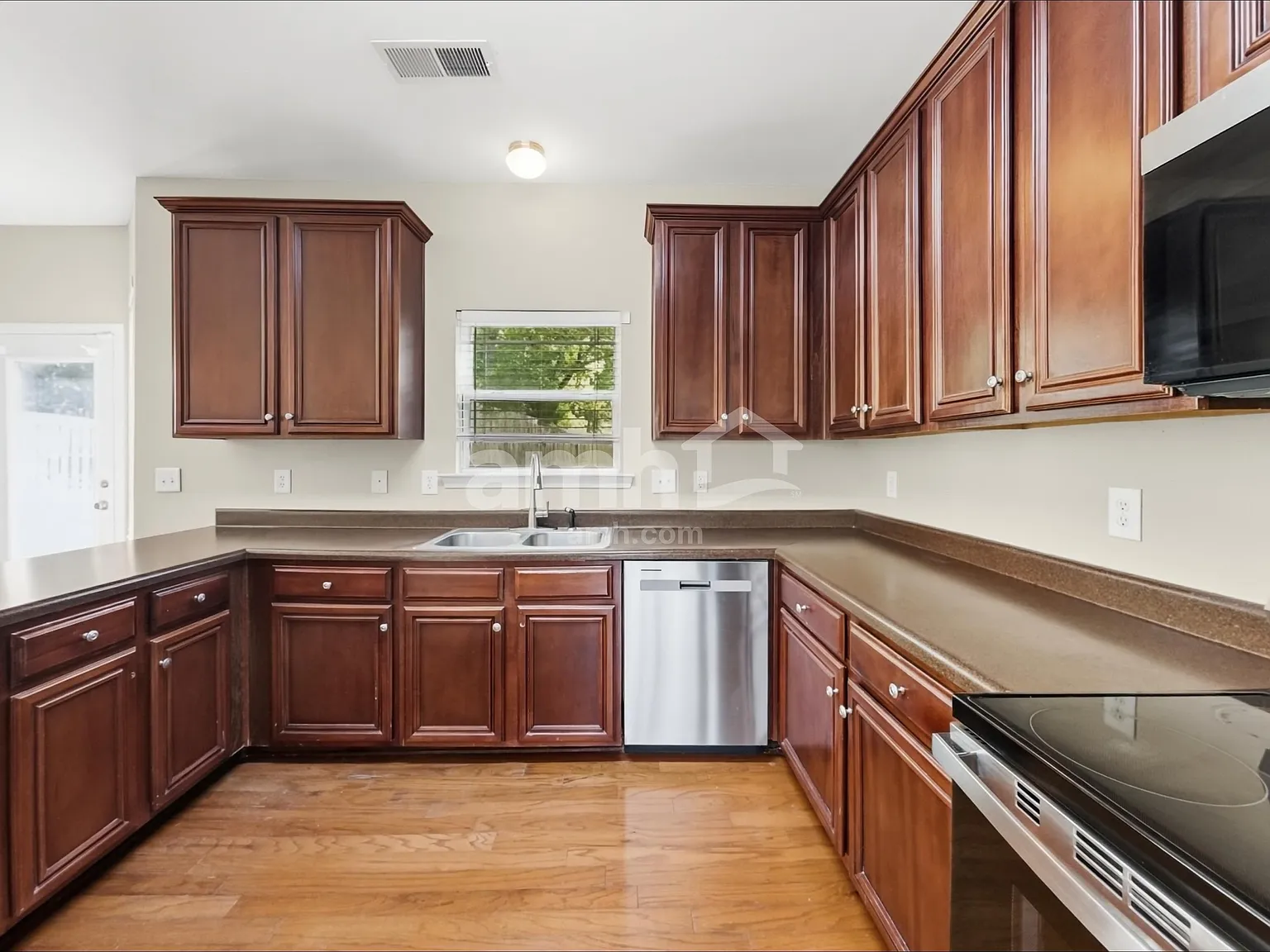 4 bed, 2.5 bath, 2354 sqft, $2,615 — Photo 4