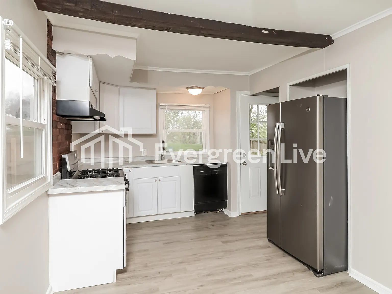 3 bed, 2.0 bath, 916 sqft, $1,645 — Photo 3