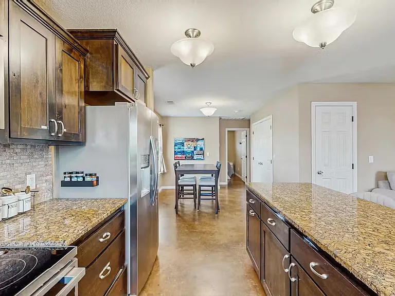 104 Ironway Dr — Photo 4