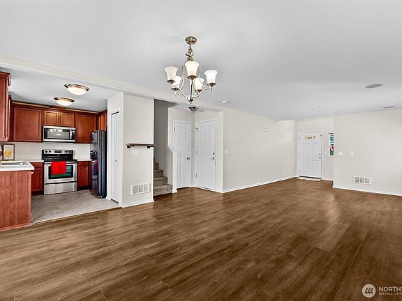 5th image of 4308 Roxanna Loop SE