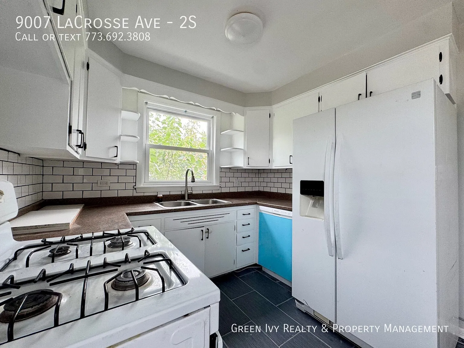 Top Floor 2 Bed In Skokie-Parking Included! — Photo 3