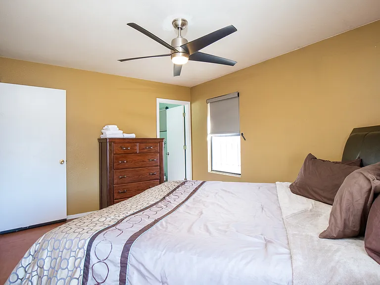 1327 E Pierce St — Photo 15