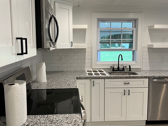 LARGE EAT IN KITCHEN
 NEW! KITCHEN.