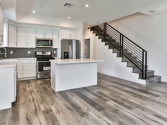 2nd image of 3944 S Budlong Avenue Leighton Avenue 223 3946 1/2 #1135