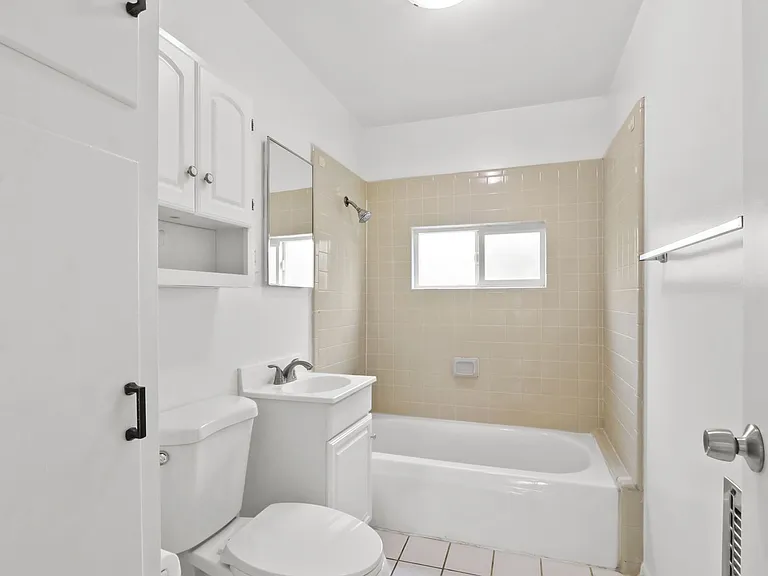 Rose Dr Duplex — Photo 8