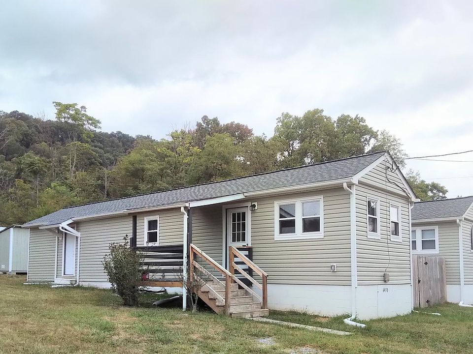 Cottage sits at base of Little Yellow Mountain