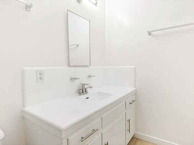 Hollyview Apartments — Photo 13