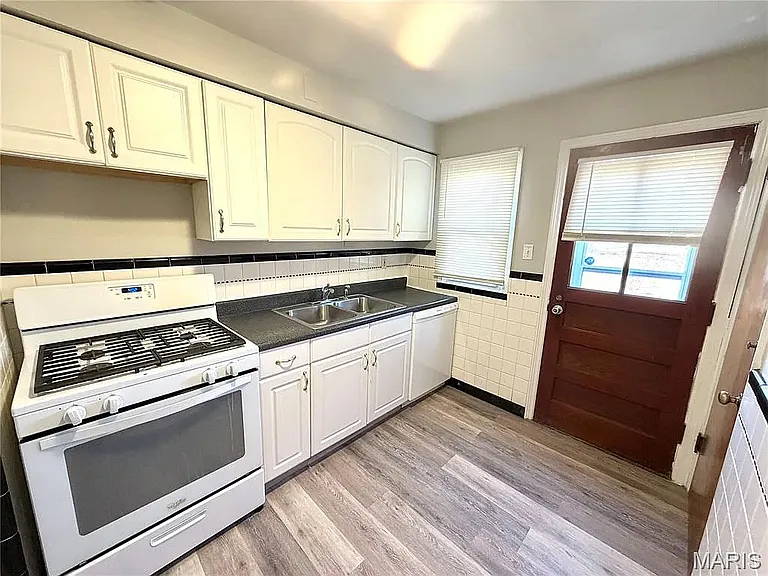 1033 Bakewell Dr — Photo 3
