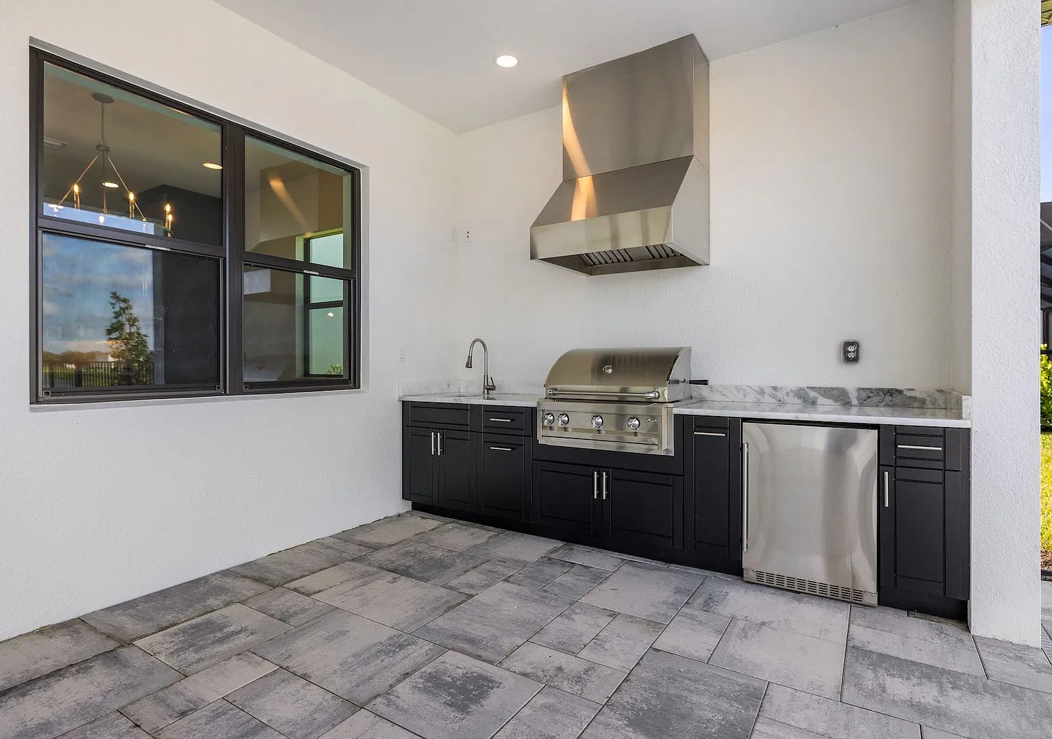 Brand New spacious 4bd/3.5bth Sarasota Home with Swimming Pool, 3-Car Garage and Loft — Photo 4