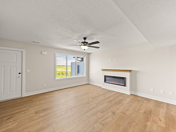 4th image of 593 Hart Ln