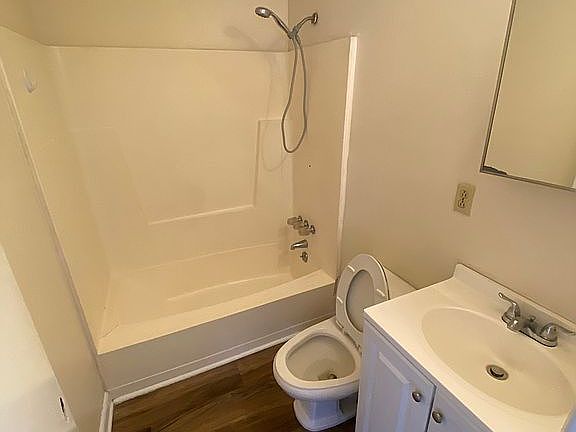 Main house full bathroom 