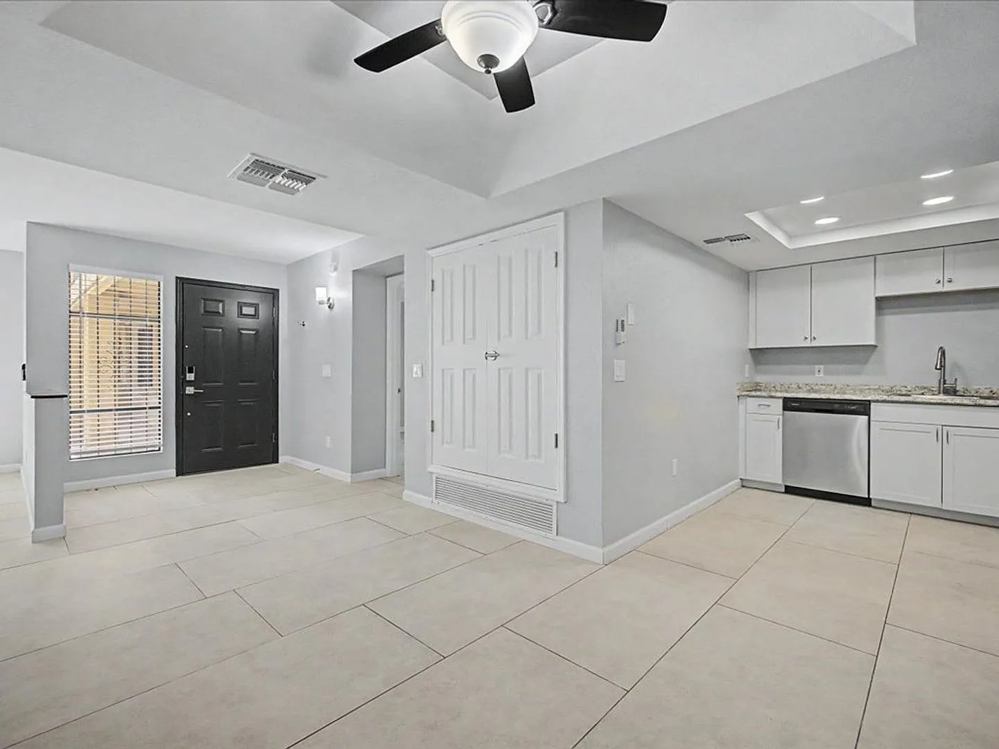 Charming 2 Bed / 2 Bath Downstairs Unit with Great Amenities! — Photo 1