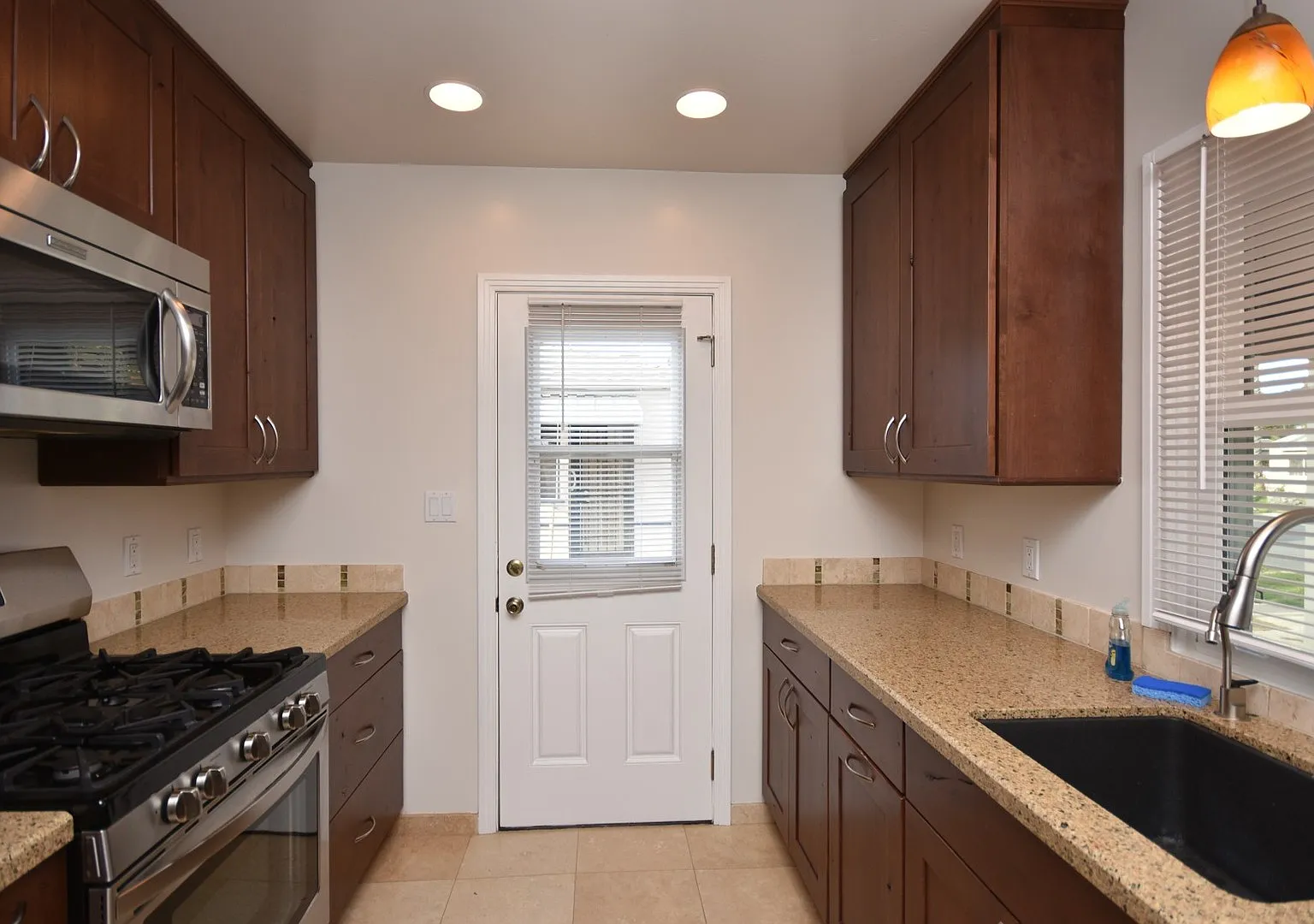 Charming 3 bedroom home in Oceanside by the beach. — Photo 3