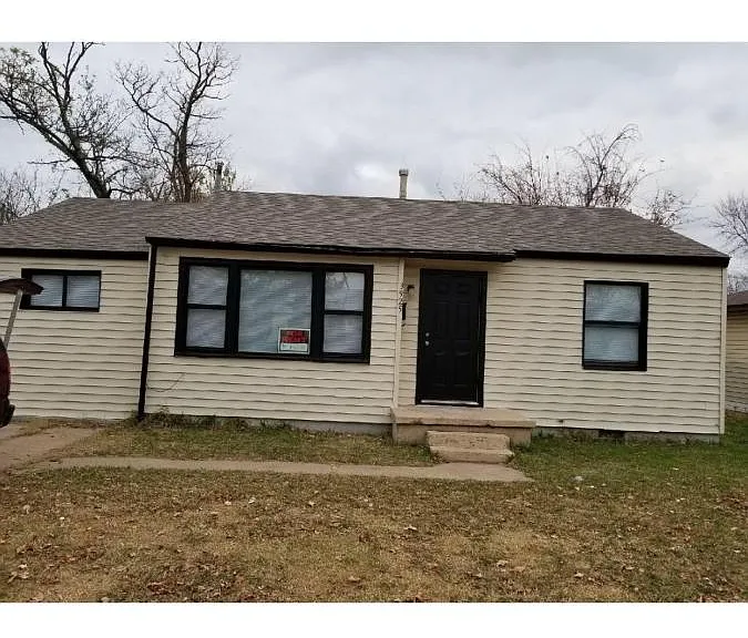 3925 Pine Ave — Photo 1