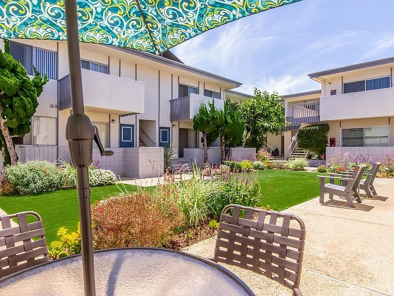 Ocean West Apartments — Photo 2