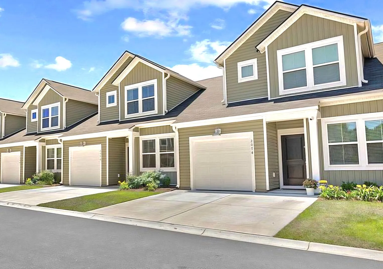 Spacious 3BR at Victory Point with Pond View — Photo 1