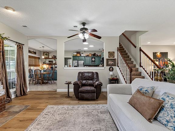 4th image of 251 Evelyn Rd