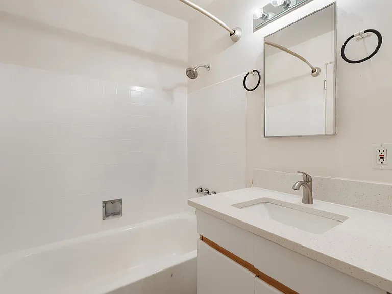 Seasons Apartments — Photo 12