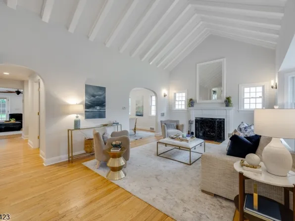 12 Duchamp Pl, Chatham Boro, NJ 07928
