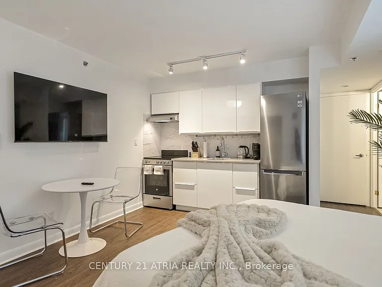 210 Victoria St #807 — Photo 2