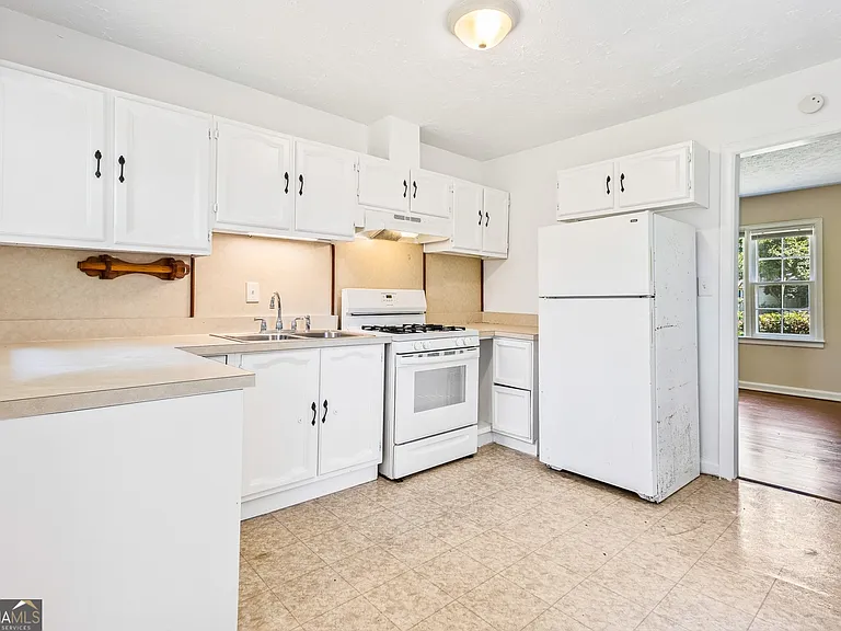 4150 Hanes Dr — Photo 8