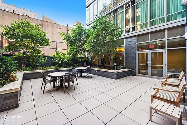 Sold by Sotheby's International Realty | media 10