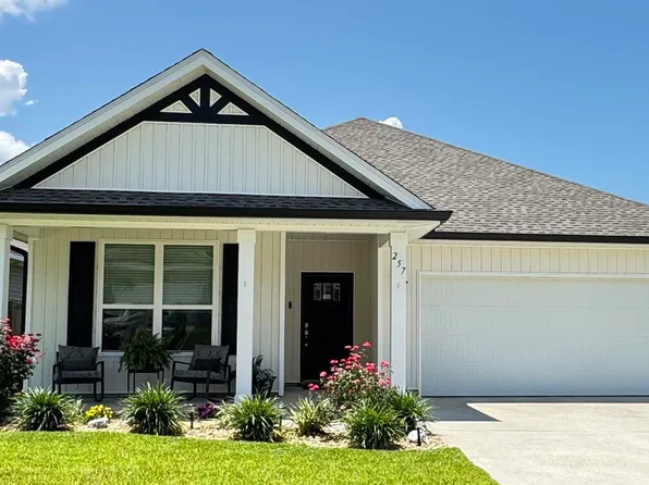 257 Camellia Dr, Cantonment, FL 32533