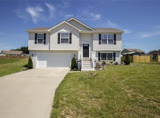 151 Creekside Dr, Winfield, MO 63389