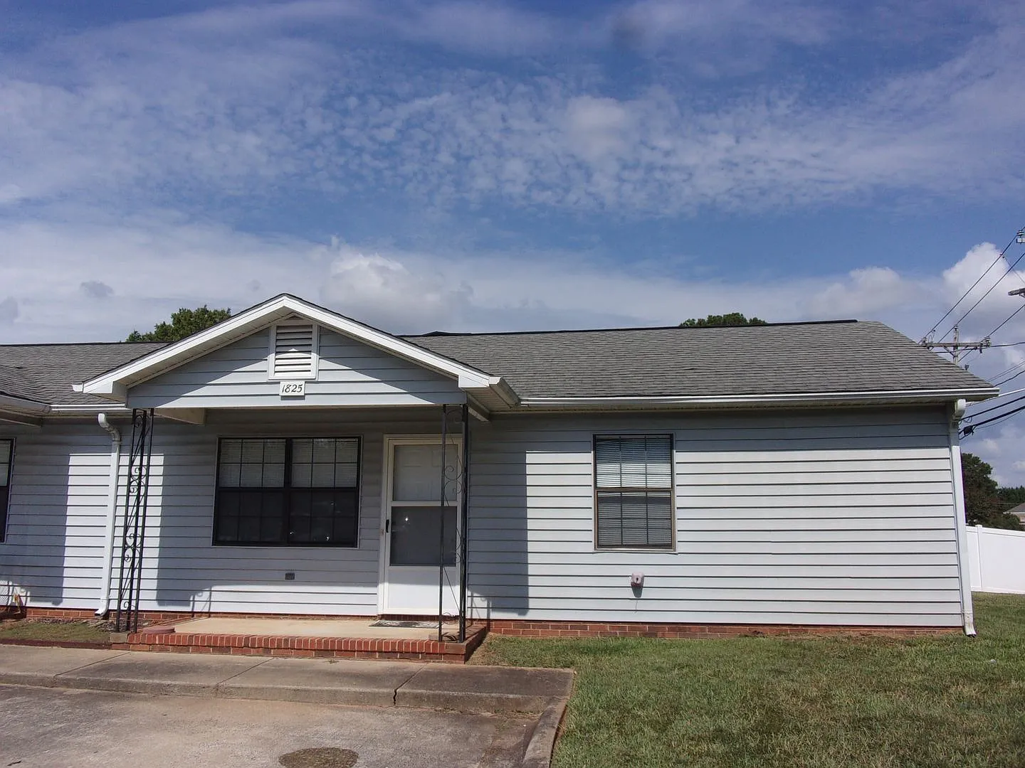 2 Bedroom 1 Bath Ground Floor Apartment — Photo 2