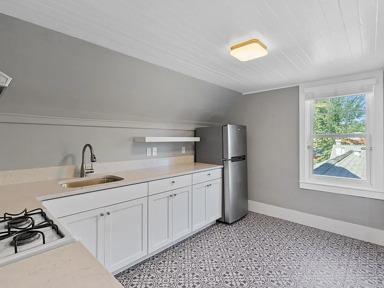547 Randolph Street — Photo 6