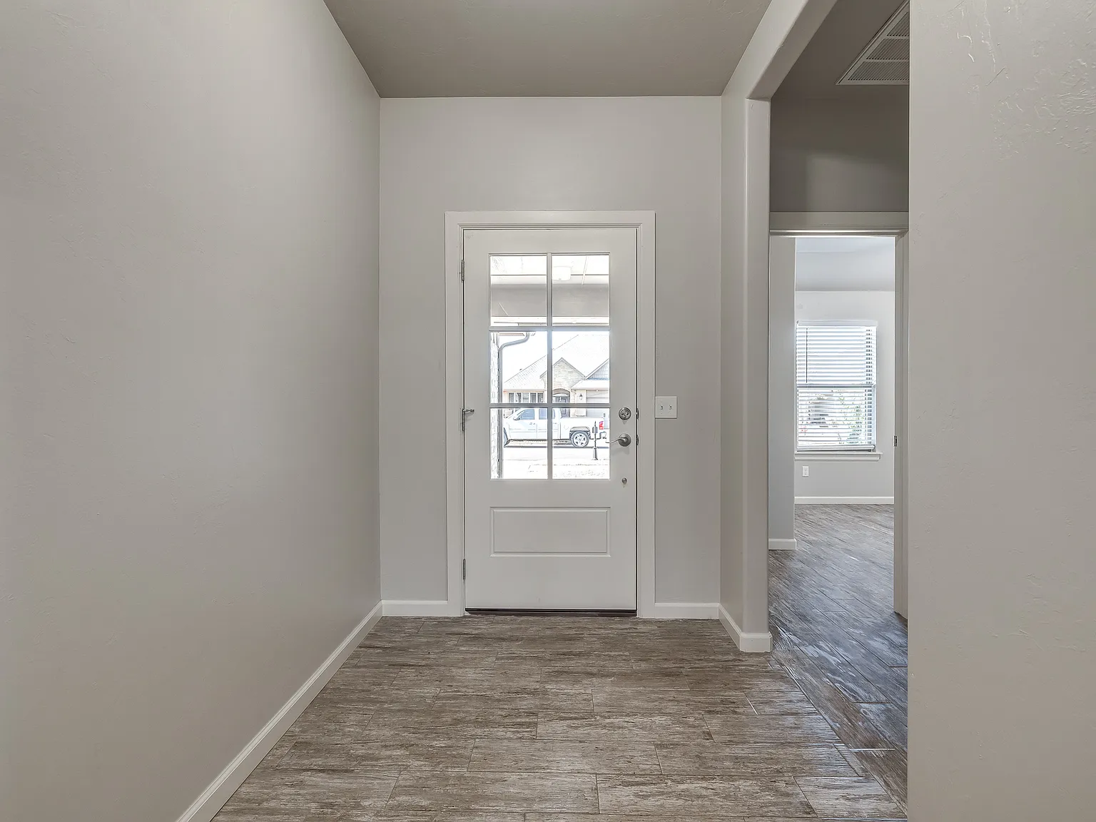 4 bed, 2000 sqft, $2,765 — Photo 4