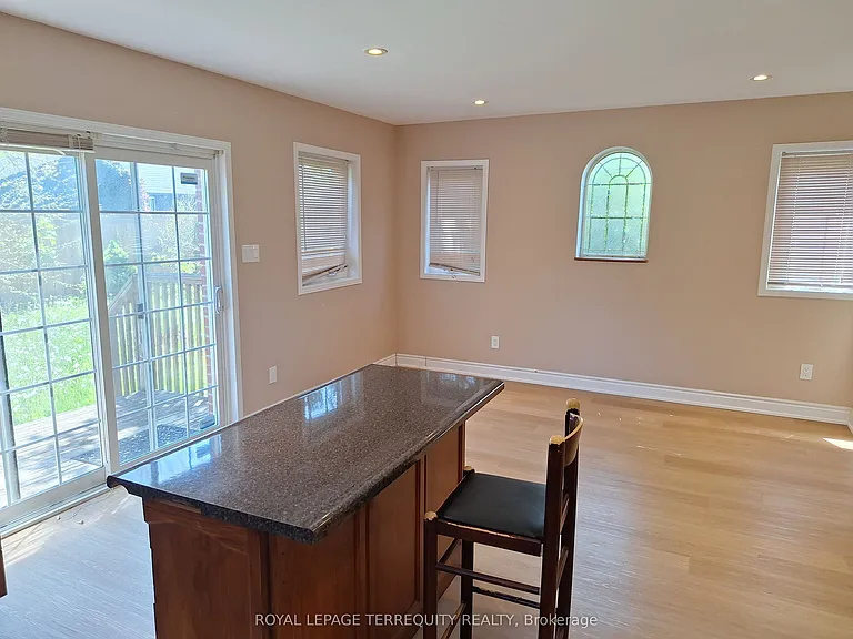17 Compton Cres — Photo 3