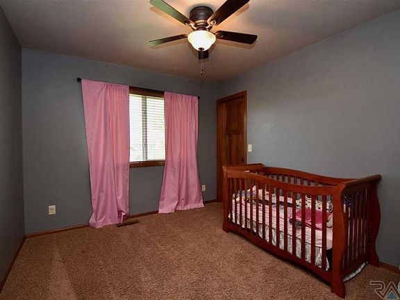 5th image of 907 Honeysuckle Dr
