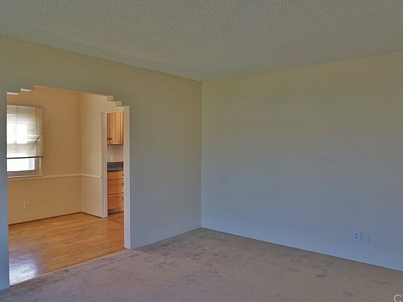 4th image of 636 W Hillcrest Blvd