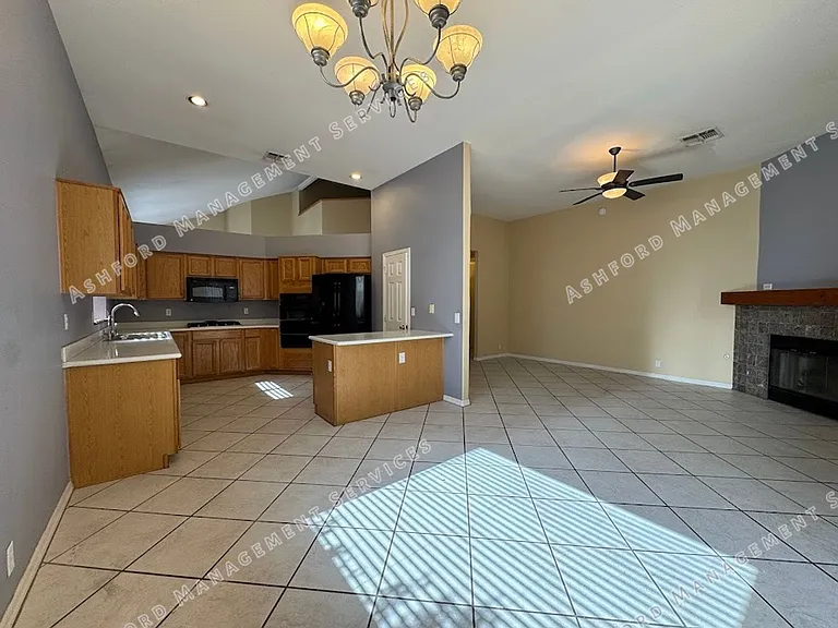 1510 E Charleston Ave — Photo 8